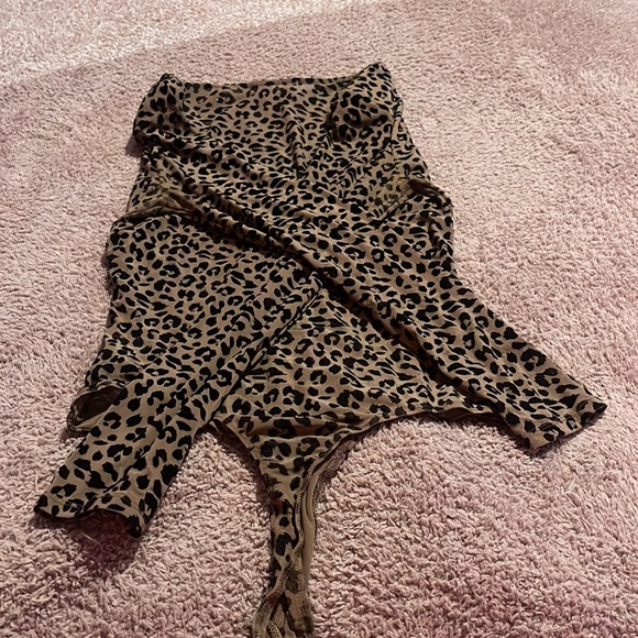 ASTR THE LABEL Leopard-Print Stretch Bodysuit | Size L - Picture 11 of 12